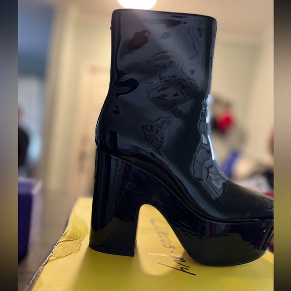 New Circus NY Heel Boots - Picture 3 of 4